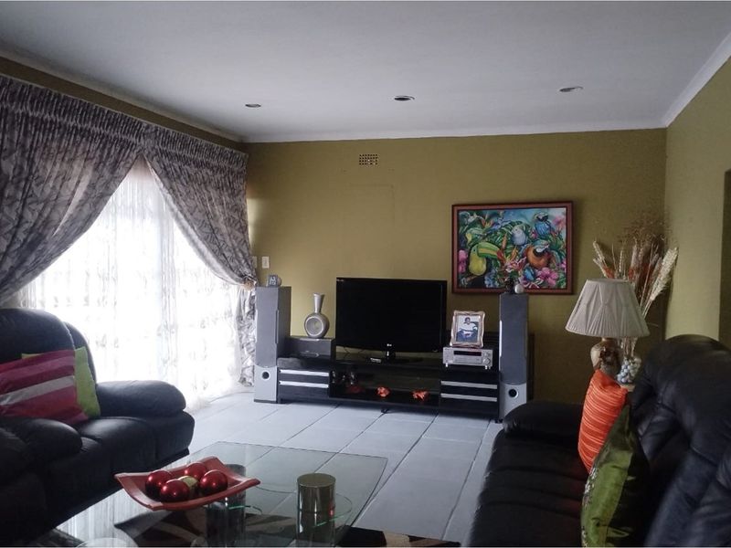 "Luxurious Modern Living in Mondeor Awaits You" - Photo 8