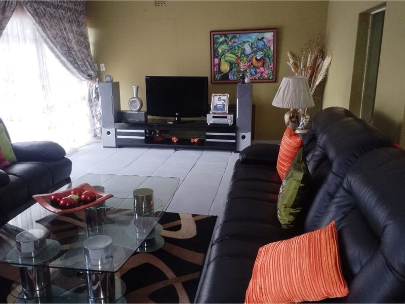 "Luxurious Modern Living in Mondeor Awaits You" - Photo 3