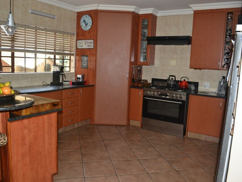 "Modern Elegance Meets Country Living in Raslouw AH" - Photo 6