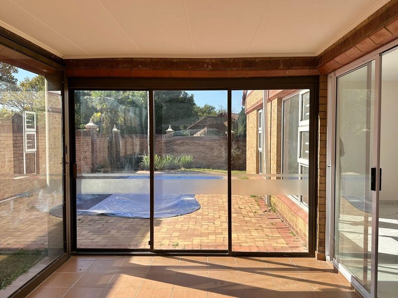 Renovated Family Townhouse with Study and Pool. - Photo 9