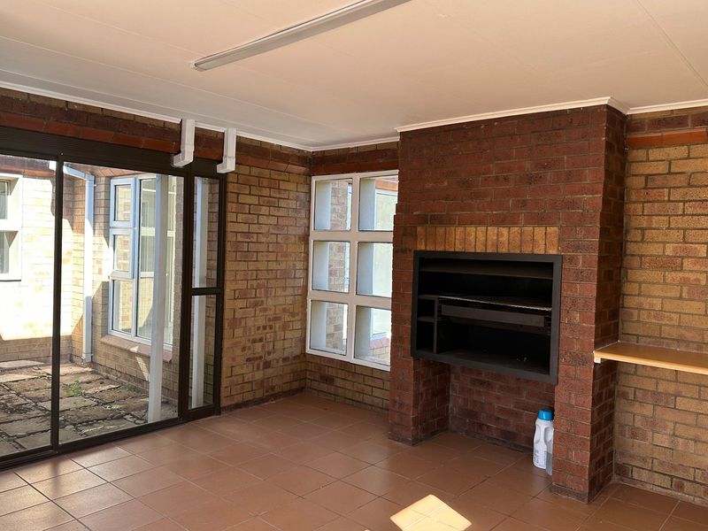 Renovated Family Townhouse with Study and Pool. - Photo 8