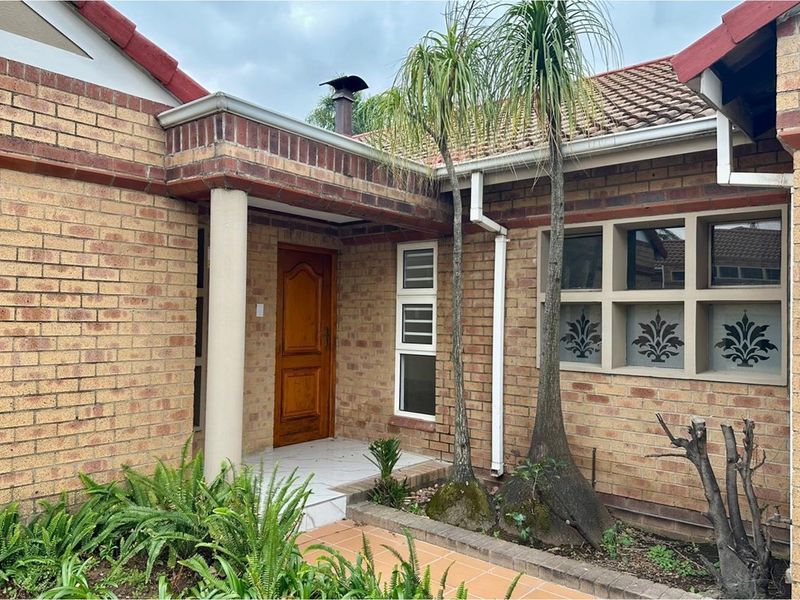 Renovated Family Townhouse with Study and Pool. - Photo 2