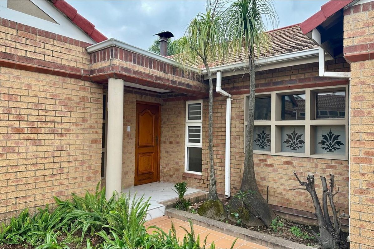 Renovated Family Townhouse with Study and Pool. - Photo 2