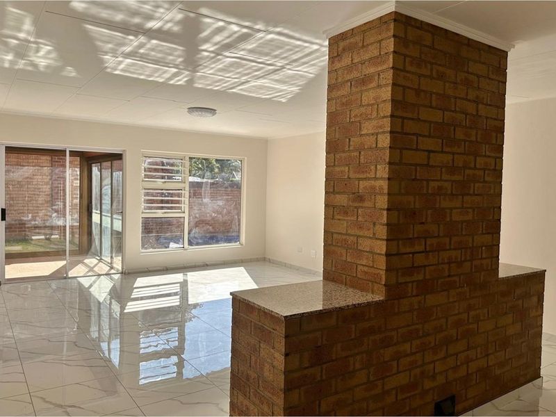 Renovated Family Townhouse with Study and Pool. - Photo 4