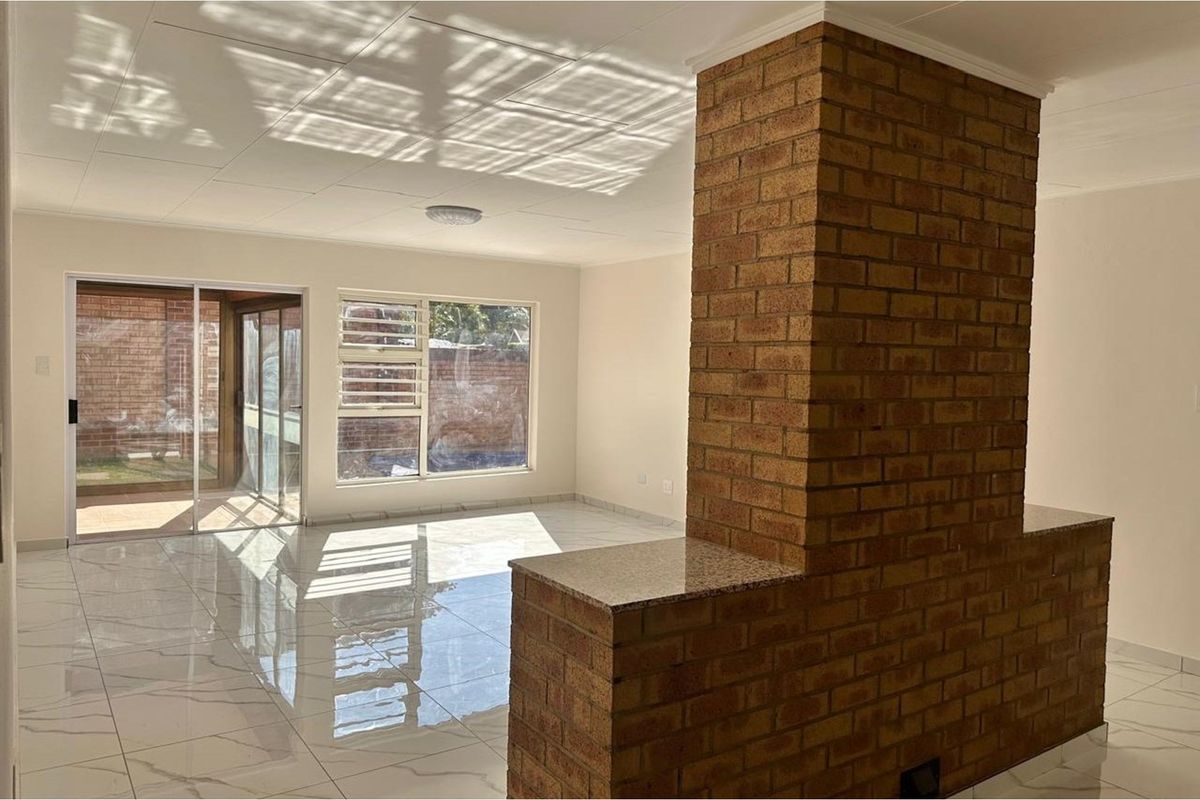 Renovated Family Townhouse with Study and Pool. - Photo 4