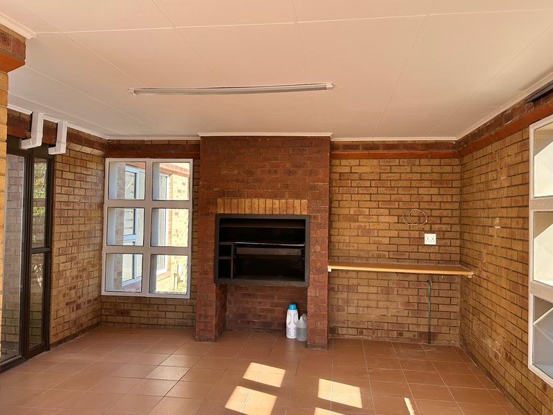 Renovated Family Townhouse with Study and Pool. - Photo 7