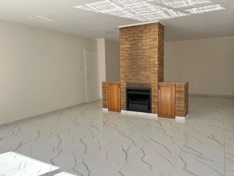 Renovated Family Townhouse with Study and Pool. - Photo 6