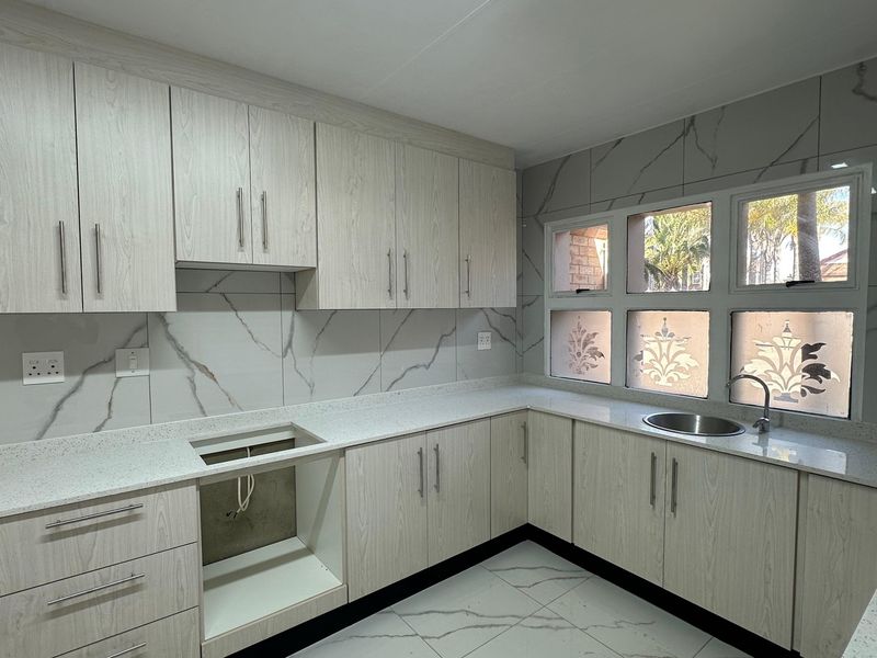 Renovated Family Townhouse with Study and Pool. - Photo 10