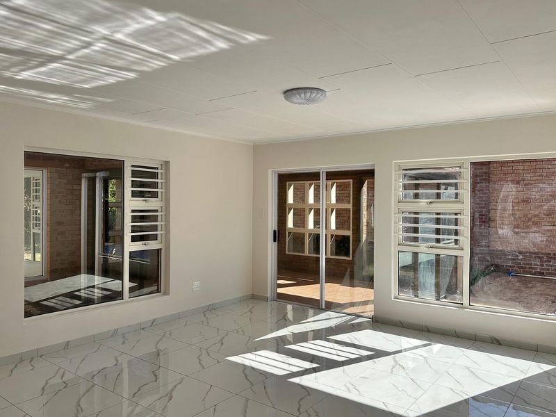 Renovated Family Townhouse with Study and Pool. - Photo 5