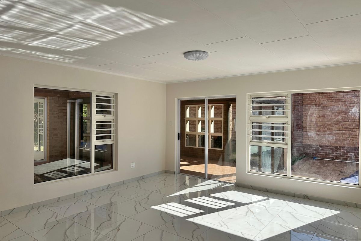 Renovated Family Townhouse with Study and Pool. - Photo 5