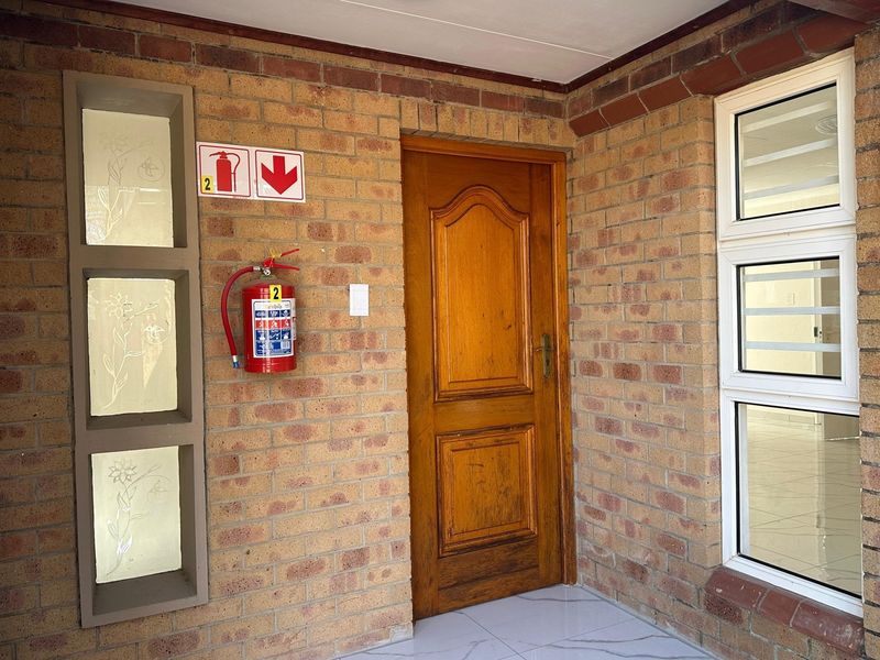 Renovated Family Townhouse with Study and Pool. - Photo 3