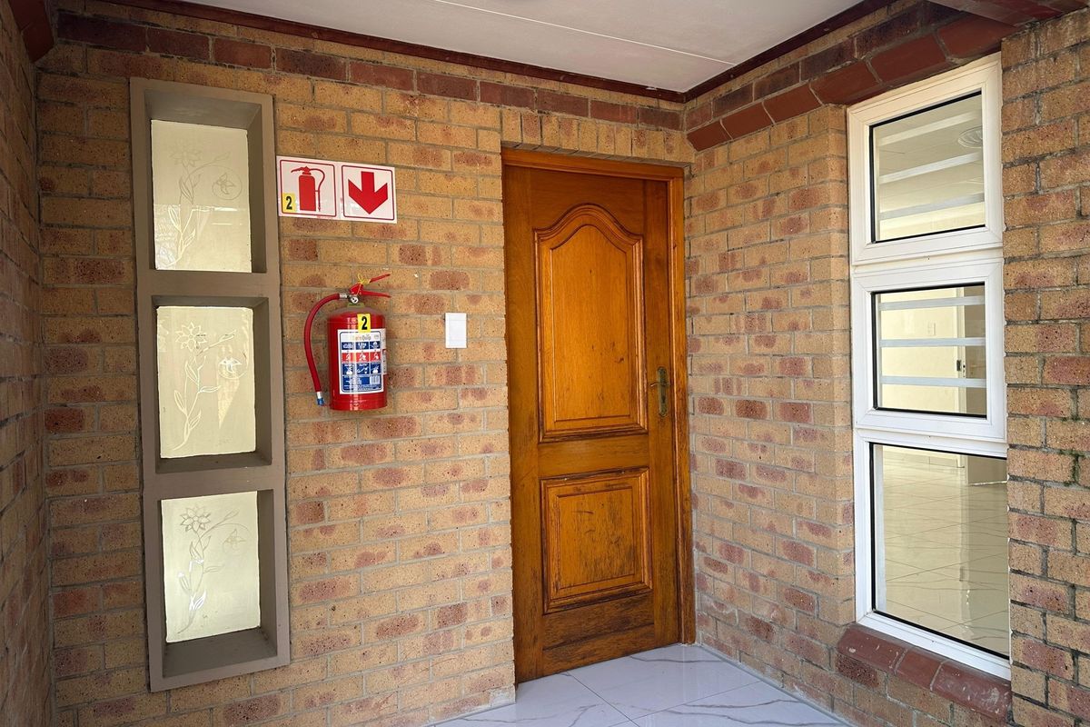 Renovated Family Townhouse with Study and Pool. - Photo 3