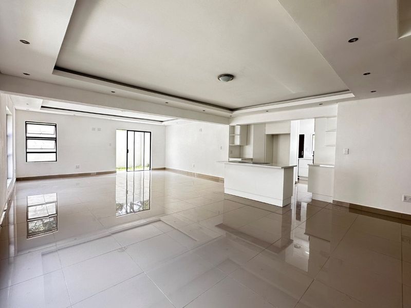 Luxurious 5-Bedroom Double-Storey Home in a Prestigious Estate - Photo 7