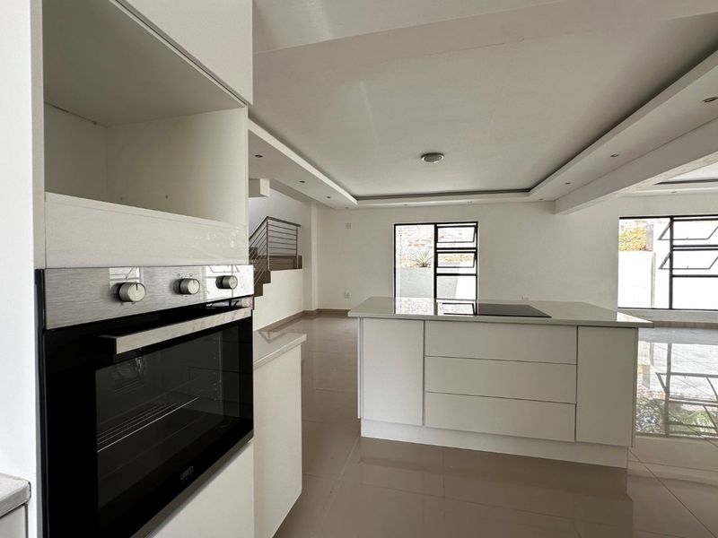 Luxurious 5-Bedroom Double-Storey Home in a Prestigious Estate - Photo 6