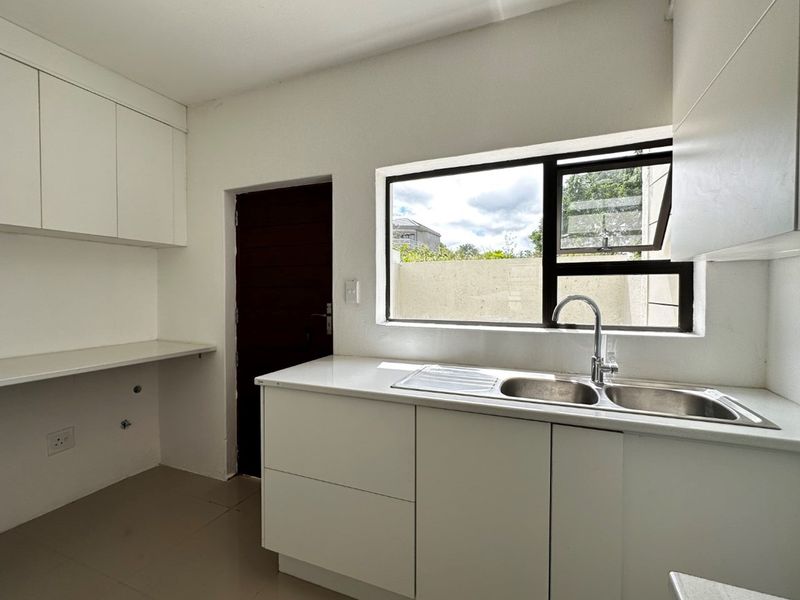 Luxurious 5-Bedroom Double-Storey Home in a Prestigious Estate - Photo 5