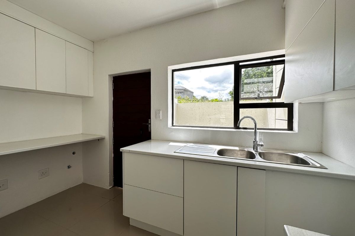 Luxurious 5-Bedroom Double-Storey Home in a Prestigious Estate - Photo 5