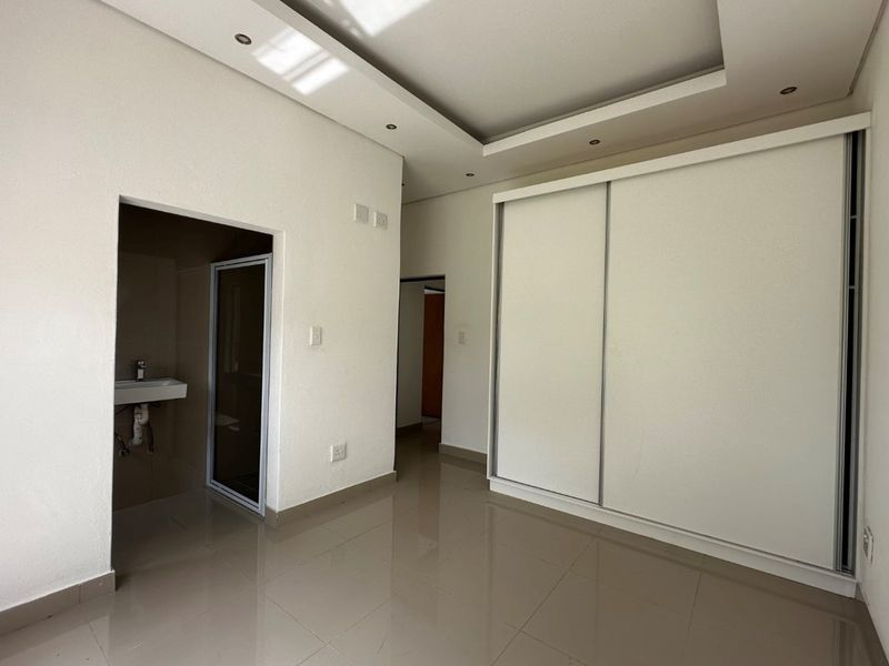 Luxurious 5-Bedroom Double-Storey Home in a Prestigious Estate - Photo 10