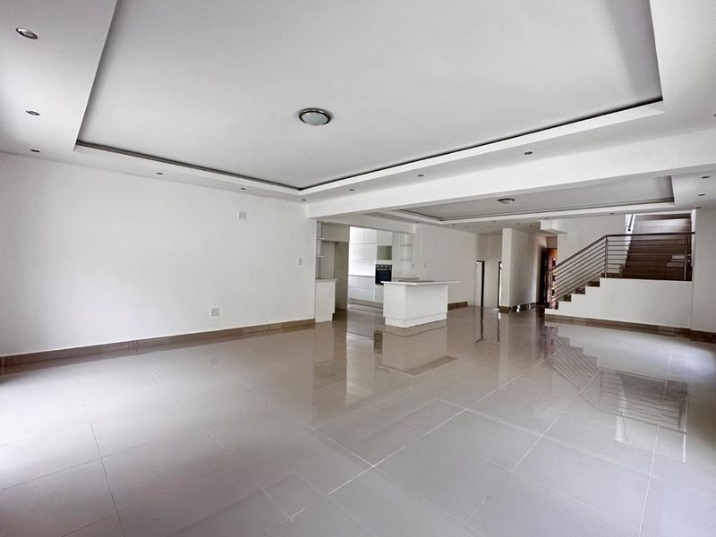 Luxurious 5-Bedroom Double-Storey Home in a Prestigious Estate - Photo 8