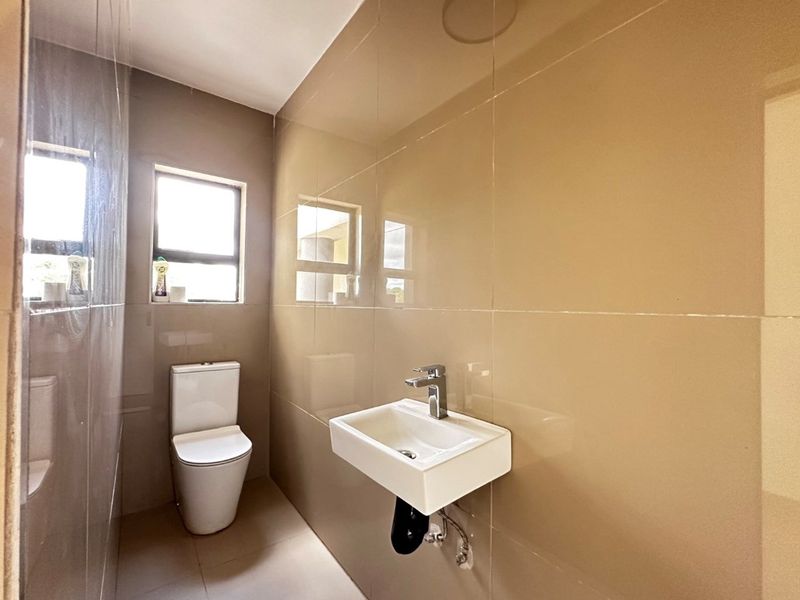 Luxurious 5-Bedroom Double-Storey Home in a Prestigious Estate - Photo 9