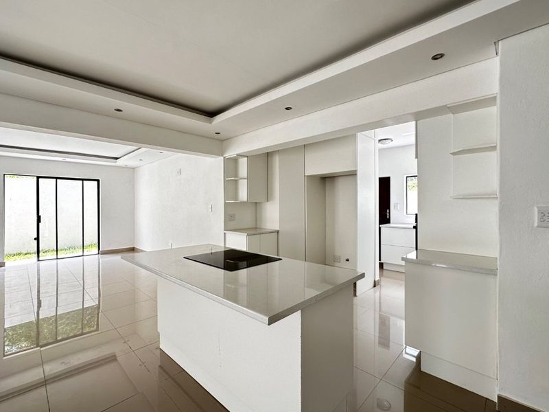 Luxurious 5-Bedroom Double-Storey Home in a Prestigious Estate - Photo 2