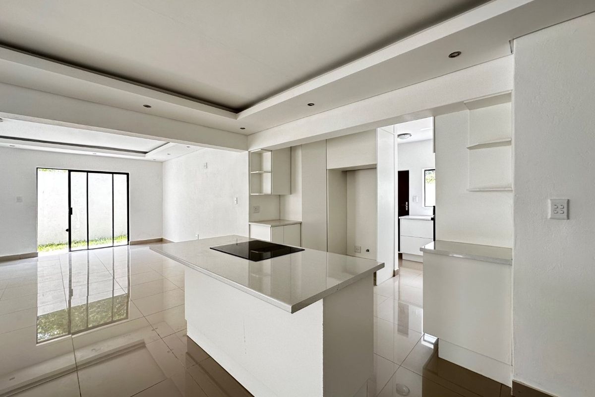 Luxurious 5-Bedroom Double-Storey Home in a Prestigious Estate - Photo 2