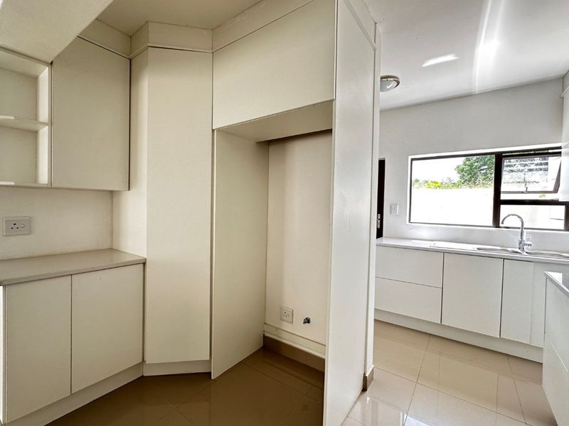 Luxurious 5-Bedroom Double-Storey Home in a Prestigious Estate - Photo 4