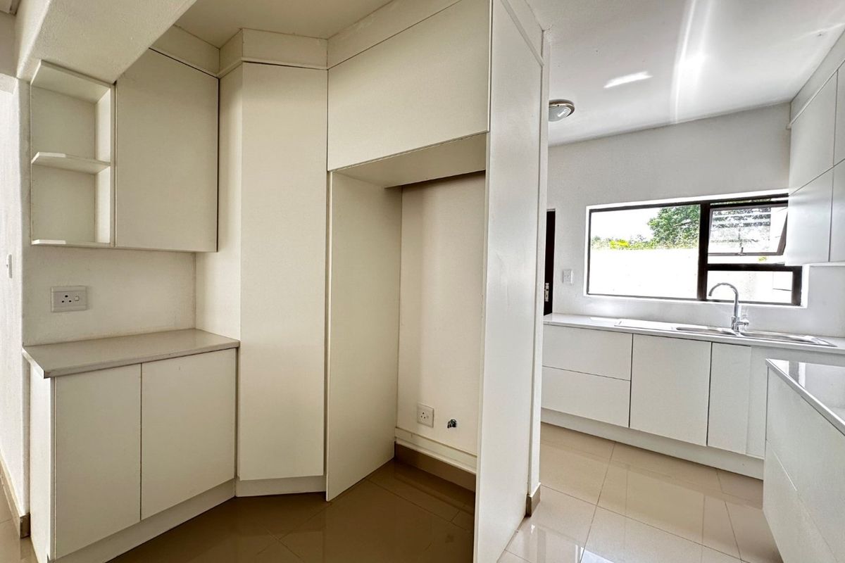 Luxurious 5-Bedroom Double-Storey Home in a Prestigious Estate - Photo 4