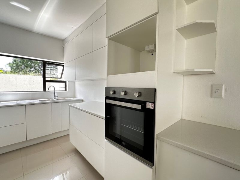 Luxurious 5-Bedroom Double-Storey Home in a Prestigious Estate - Photo 3