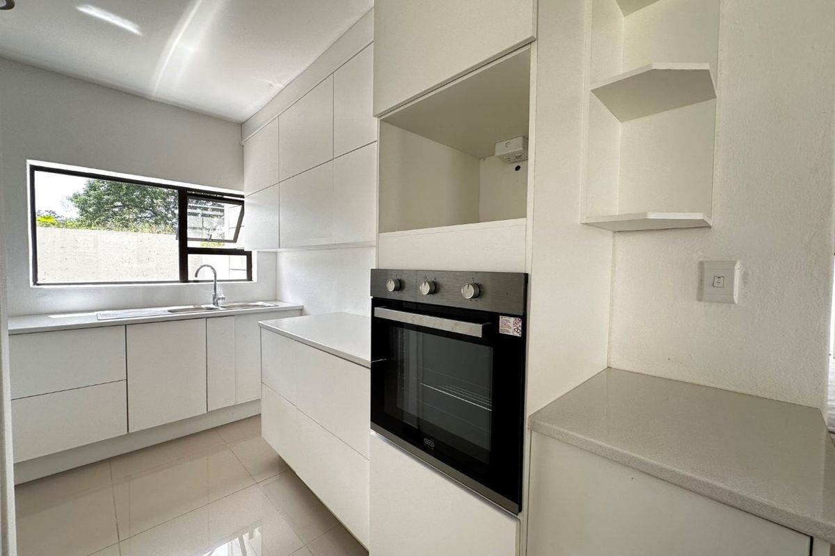 Luxurious 5-Bedroom Double-Storey Home in a Prestigious Estate - Photo 3