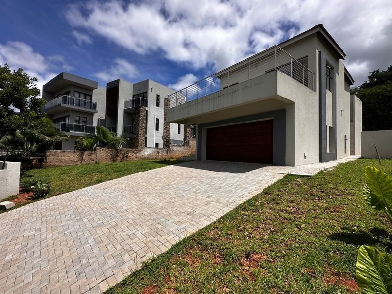 Luxurious 5-Bedroom Double-Storey Home in a Prestigious Estate - Photo 1