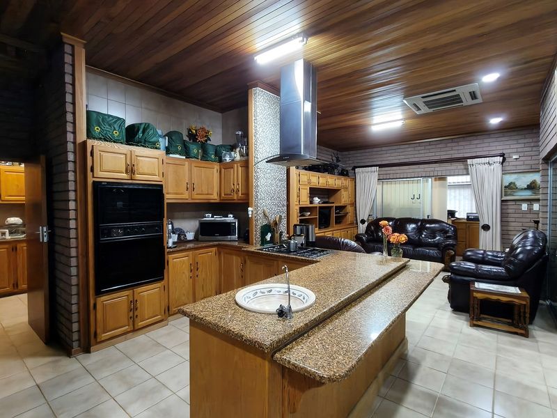 Spacious 5-Bedroom Family Home in Nelspruit Ext 11 - Move-In Ready with Exceptional Extras - Photo 5
