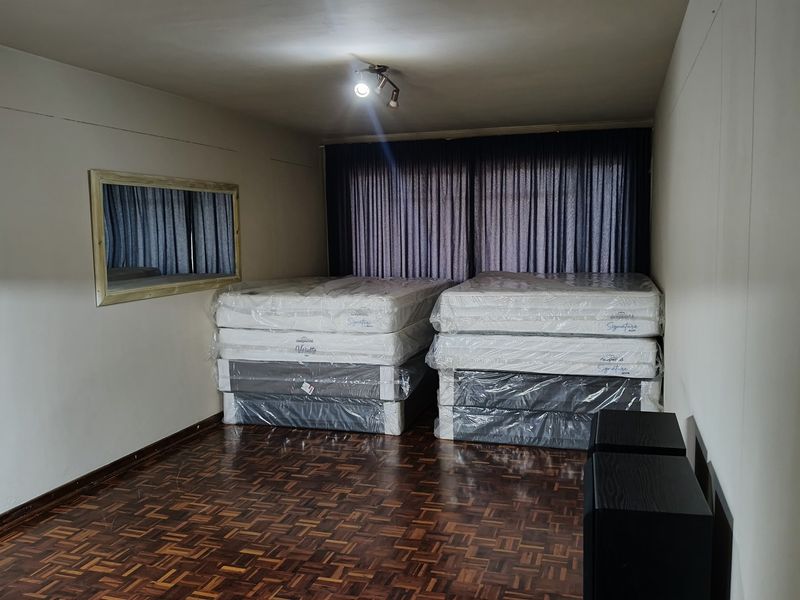 Spacious, Immaculate 1-Bedroom Apartment in Well-Maintained Complex for sale in Paarlshoop - Photo 2