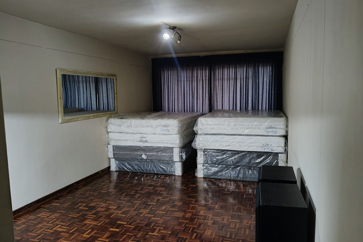 Spacious, Immaculate 1-Bedroom Apartment in Well-Maintained Complex for sale in Paarlshoop - Photo 2
