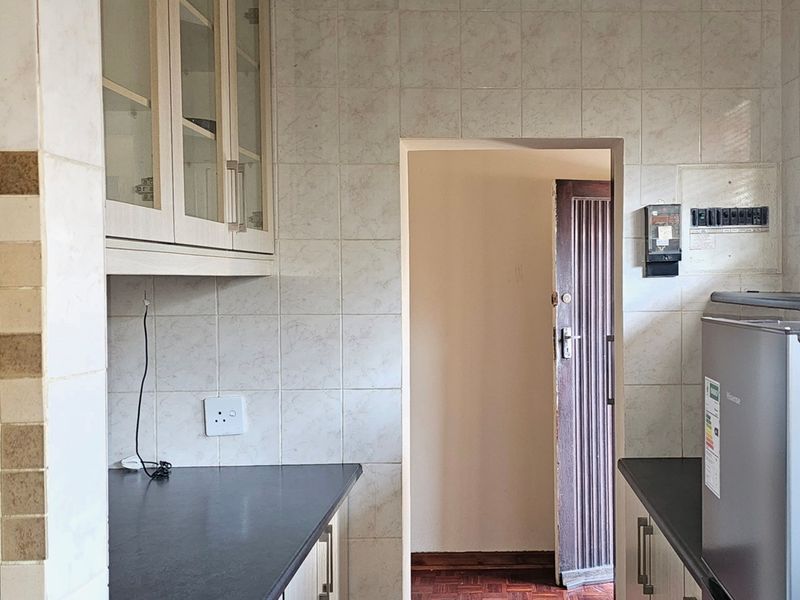 Spacious, Immaculate 1-Bedroom Apartment in Well-Maintained Complex for sale in Paarlshoop - Photo 6
