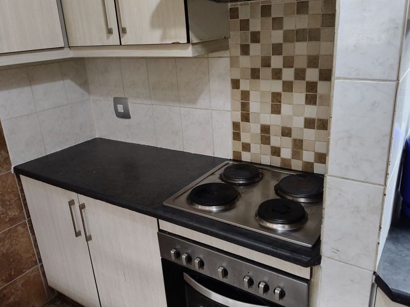 Spacious, Immaculate 1-Bedroom Apartment in Well-Maintained Complex for sale in Paarlshoop - Photo 5