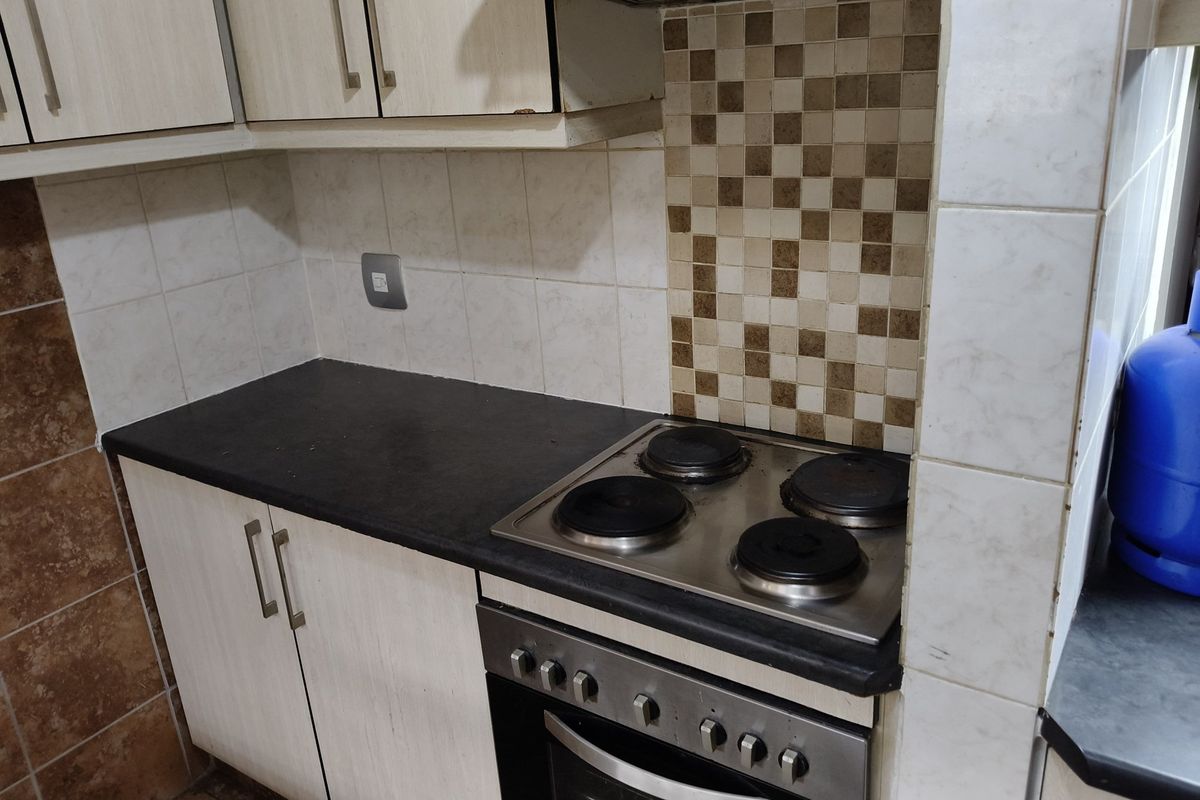 Spacious, Immaculate 1-Bedroom Apartment in Well-Maintained Complex for sale in Paarlshoop - Photo 5