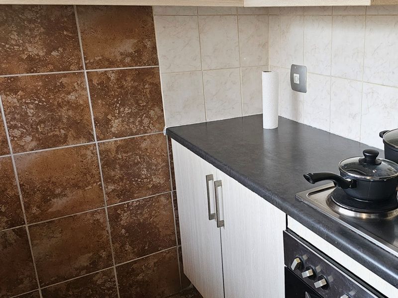Spacious, Immaculate 1-Bedroom Apartment in Well-Maintained Complex for sale in Paarlshoop - Photo 8