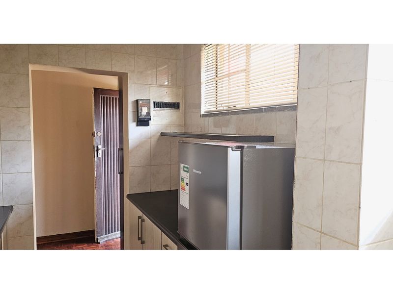Spacious, Immaculate 1-Bedroom Apartment in Well-Maintained Complex for sale in Paarlshoop - Photo 7