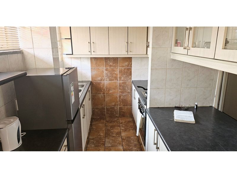 Spacious, Immaculate 1-Bedroom Apartment in Well-Maintained Complex for sale in Paarlshoop - Photo 3