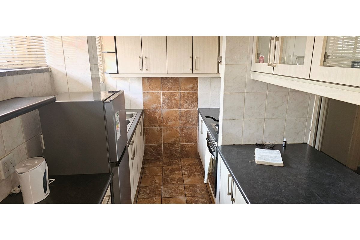 Spacious, Immaculate 1-Bedroom Apartment in Well-Maintained Complex for sale in Paarlshoop - Photo 3