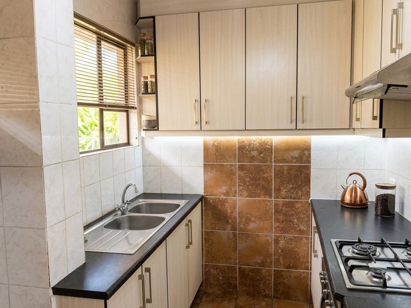 Spacious, Immaculate 1-Bedroom Apartment in Well-Maintained Complex for sale in Paarlshoop - Photo 1