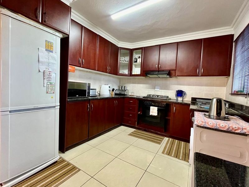3 Bedroom Townhouse for Sale in Raisethorpe - Photo 4