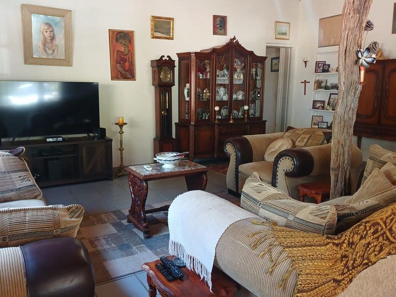 Situated in a stunning location, this Farmhouse with a Cottage in Grietjie private nature reserve - Photo 6