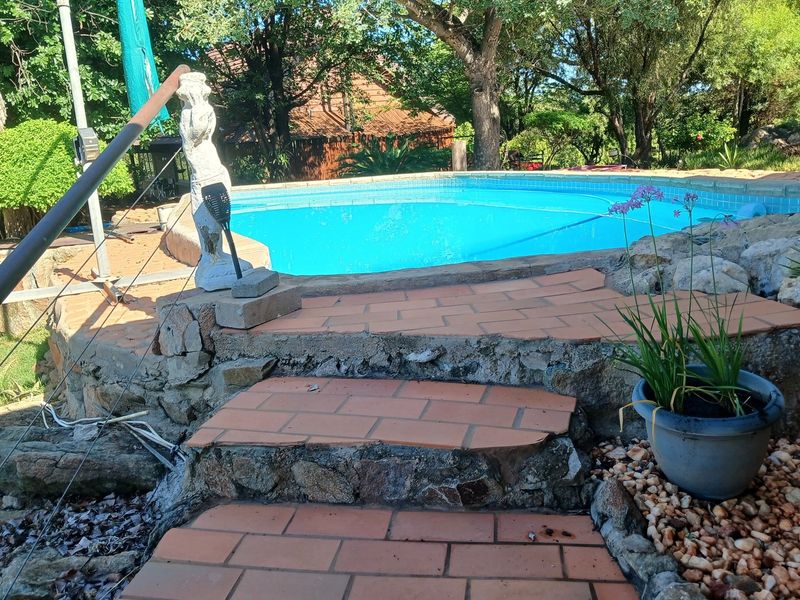 Situated in a stunning location, this Farmhouse with a Cottage in Grietjie private nature reserve - Photo 2