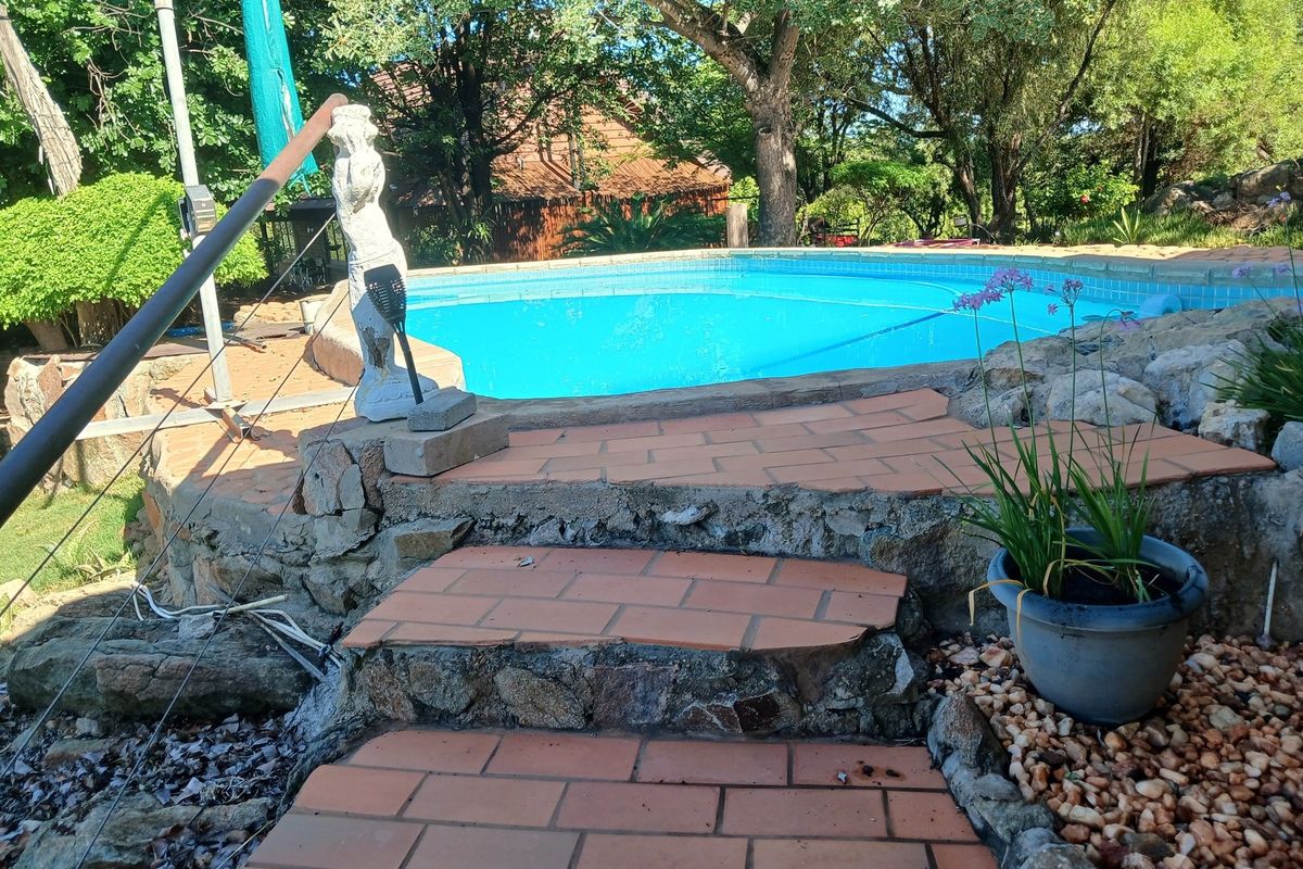 Situated in a stunning location, this Farmhouse with a Cottage in Grietjie private nature reserve - Photo 2