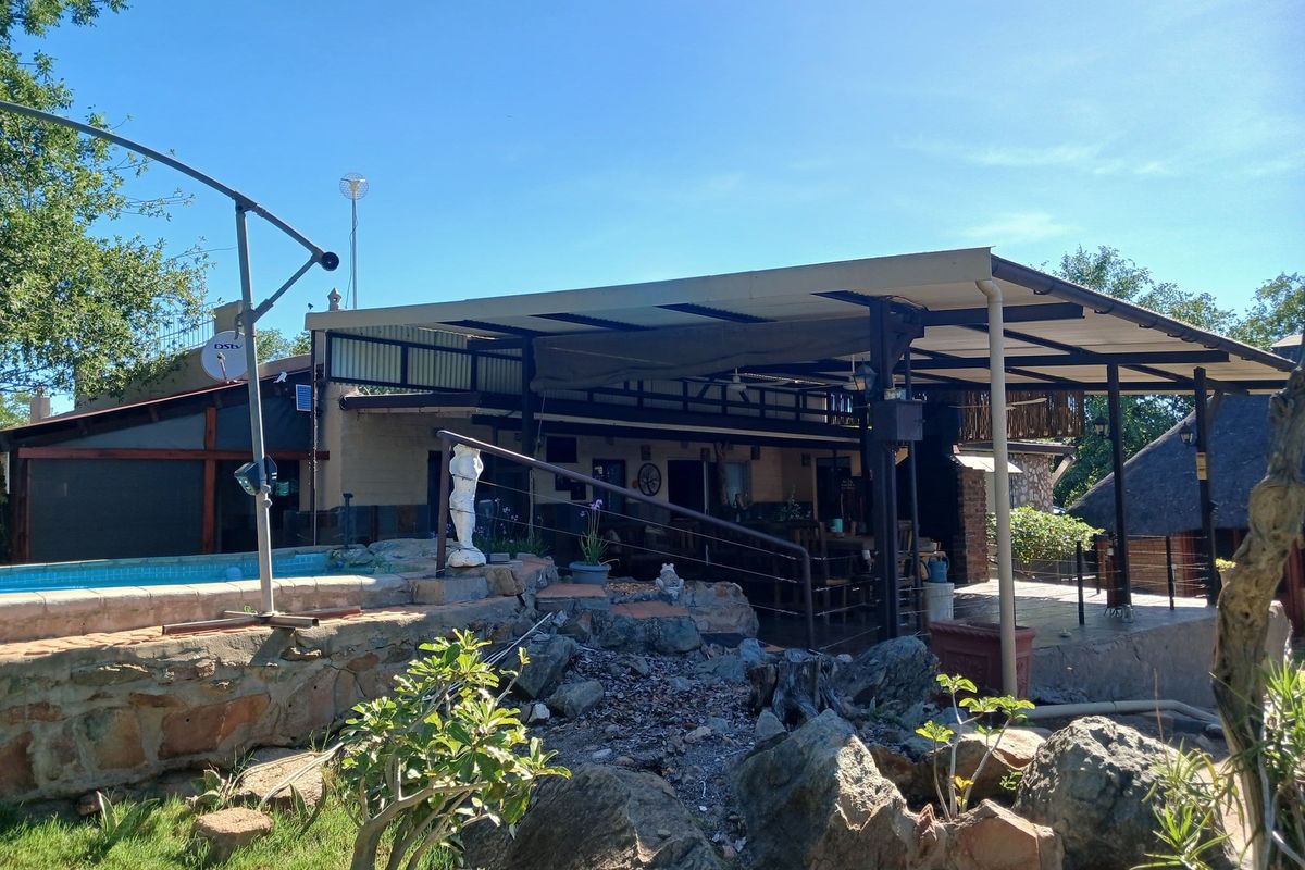 Situated in a stunning location, this Farmhouse with a Cottage in Grietjie private nature reserve - Photo 4