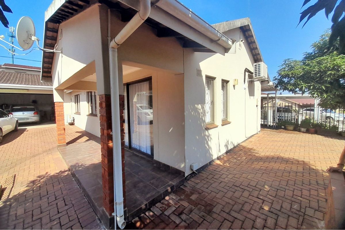 UNMISSABLE DEAL - YOUR  LUXURIOUS  DREAM   HOME AWAITS  IN PARKGATE  VERULAM - Photo 2