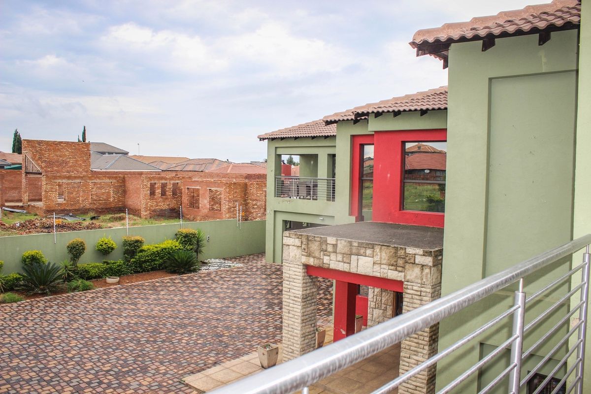Bold Sophistication Meets Everyday Luxury - Your Dream Home Awaits in Aerorand! - Photo 4