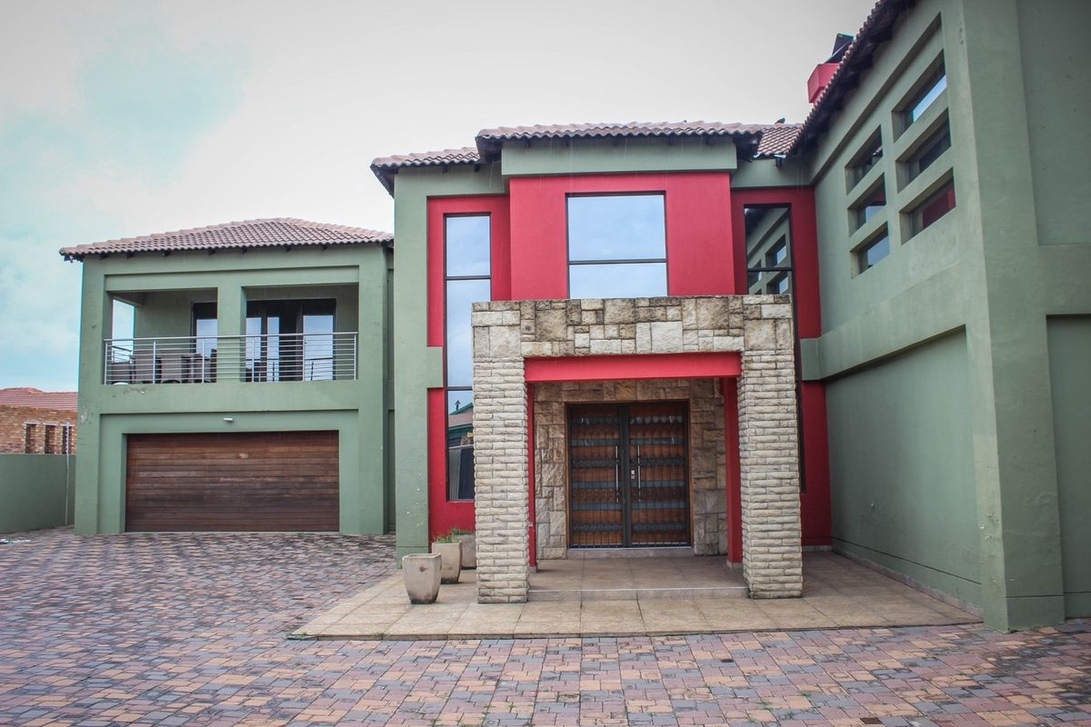 Bold Sophistication Meets Everyday Luxury - Your Dream Home Awaits in Aerorand! - Photo 3
