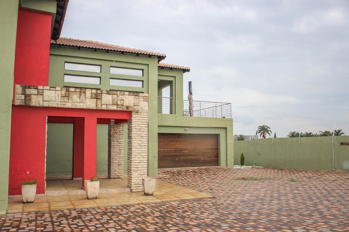 Bold Sophistication Meets Everyday Luxury - Your Dream Home Awaits in Aerorand! - Photo 5